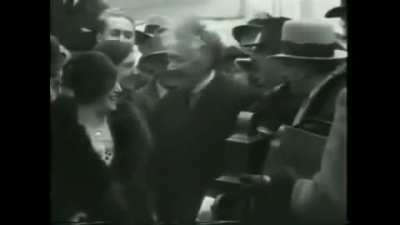 Einstein bir şaka yapıyor (bence komik değil ama t&uuml;m kalabalık g&uuml;l&uuml;yor :D)