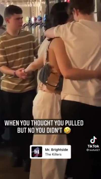 Elne holding Cherry&rsquo;s hand so she doesn&rsquo;t get tired while kissing her bf 🥰