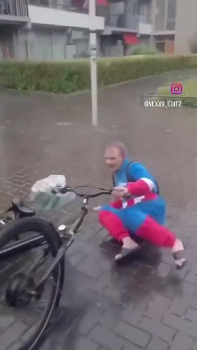 D&uuml;şen insanlar hi&ccedil; komik değil, d&uuml;şen insanlara g&uuml;lmememiz gerekiyor.