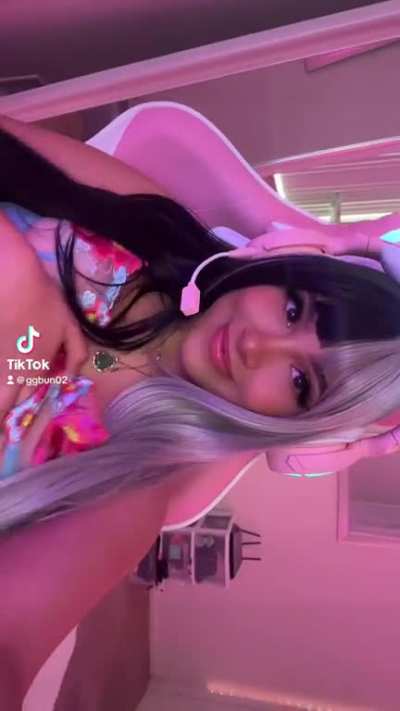 Cute gamer thot