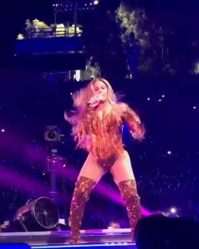 Bey rocking those peaches🍑