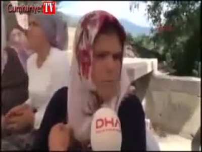 Eren B&uuml;lb&uuml;l&uuml;n annesi "Askerler bizi su&ccedil;lamaya kalktı. Eren&rsquo;in oraya g&ouml;t&uuml;r&uuml;lmesi y&uuml;zde 100 değil, binde 1000 ihmaldir." Cumhur medyasi tarafindan kesilerek verilen veryansinin tamami. Kadini tehdit ederek ve ev vererek susturmayi calistilar.