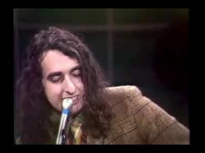 Tiny Tim performing &lsquo;Tiptoe through the tulips&rsquo; (1968)