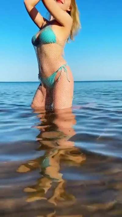 Bikini azul y playa 