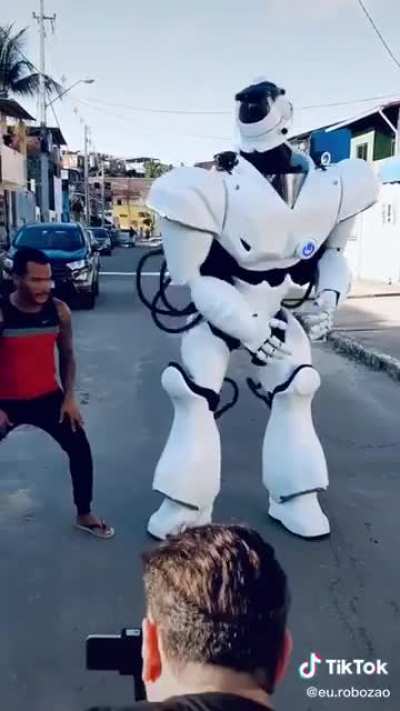 Roboz&atilde;o, futuristic dancer