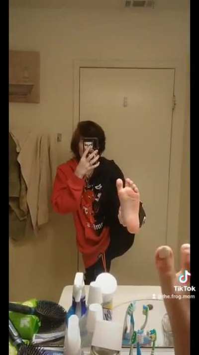 I hope you don't mind my feet here &amp;lt;3 *dms are welcome!*