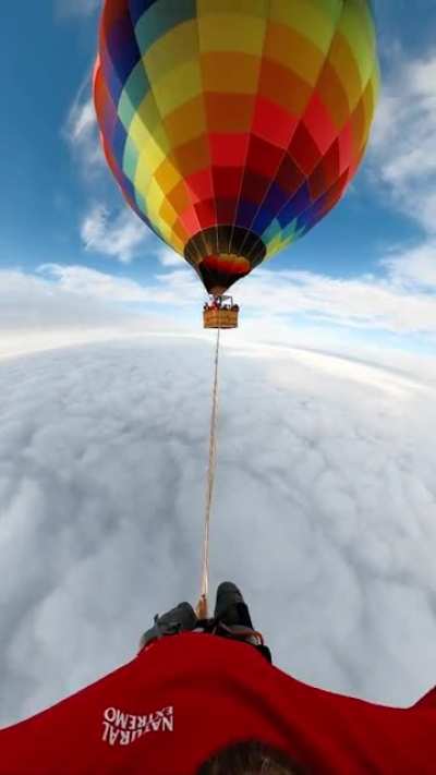 Highlining between two hot air balloons via IG RafaBridi