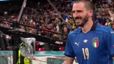 Bonucci gets mistaken for a Pitch Invader. (Extended clip)