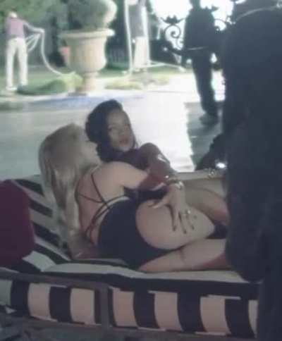 Remember that time Rihanna grabbed Shakira&rsquo;s ass?