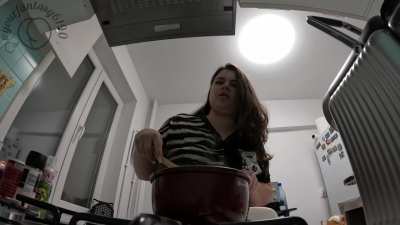 Would you let me make your dinner while farting like this? 🤭