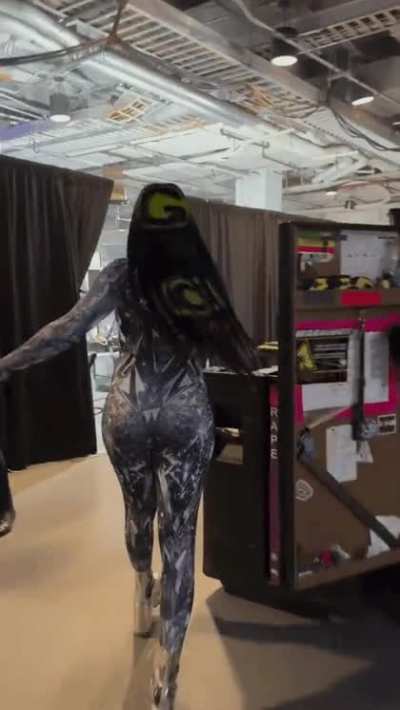 Naomi walking 🍑
