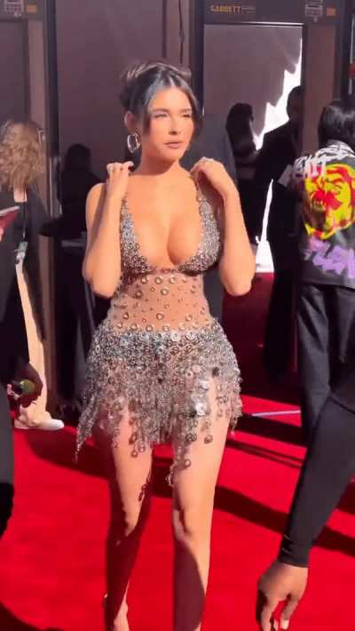Madison Beer&rsquo;s chest on display