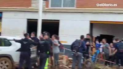 Lanzan insultos y piedras al rey de Espa&ntilde;a, durante su visita a la zona de desastre en Valencia.