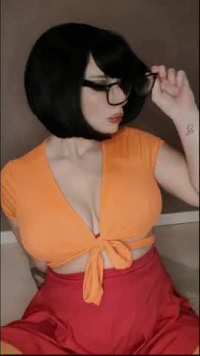 My Velma Cosplay kinda looks like a "hot teacher", dont you think [Geekareen]