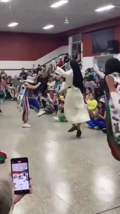 ¡El espíritu carnavalesco no perdona a nadie! Religiosa del colegio Redemptrix Captivorum en Buenos Aires se robó el show demostrando que para tirar los pasos de murga no hay hábito que valga.