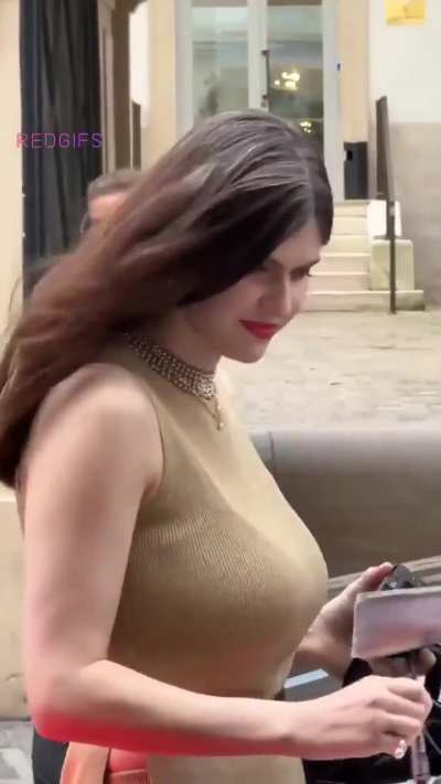 Alexandra Daddario&rsquo;s growing tits