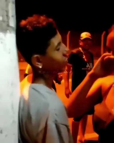 Se la aplicaron con el beso franc&eacute;s 😅