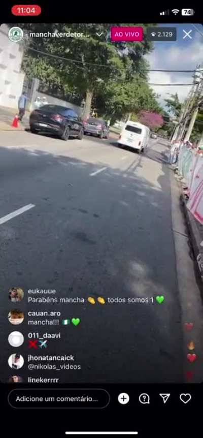 [Planeta do Futebol] Mancha Verde, principal torcida organizada do Palmeiras, protesta neste momento contra a presidente Leila Pereira: "T&Atilde;&iexcl; de tira&Atilde;&sect;&Atilde;&pound;o, vendeu o Scarpa e comprou um avi&Atilde;&pound;o!"