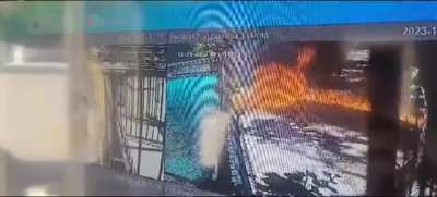 encapuchado termino quemado tras lanzar molotov a patrulla de carabineros