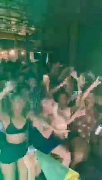 A "banda" se chama "A Travestis". O show, cheio de gente "linda" e aglomerada sem m&aacute;scara, foi em Feira de Santana, Bahia. No repert&oacute;rio: queimar a bandeira do Brasil enquanto xingam Bolsonaro.