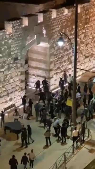 How settlers attack 2 Palestinian men when there is no Police, vs How they attack when the police is "Restraining" them.