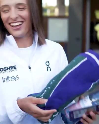 Iga&rsquo;s reaction to receiving a Wimbledon towel with her name 🥹