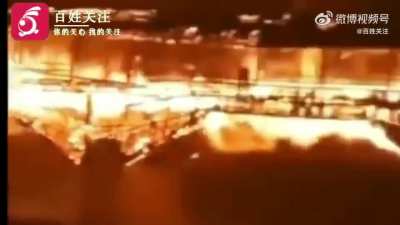 2022年8月6日晚，福建省屏南县，&ldquo;世界上只有中国才拥有的、被桥梁专家茅以升称为中国桥梁史的侏罗纪公园的、始建于北宋时期拥有900年历史的、全国重点文物木拱廊桥&mdash;&mdash;万安桥&rdquo;被大火烧毁