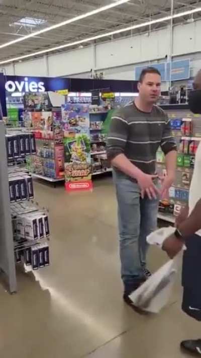 Racist in Texas harasses an innocent Black man who stays calm and keeps his cool