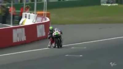 That man and his bike are companions..! Amazing control 90% boss 10% luck