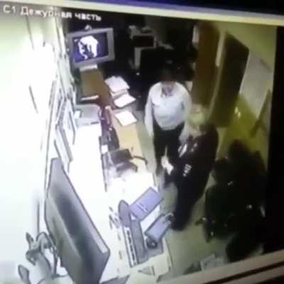А по белому снегу уходил от погони...