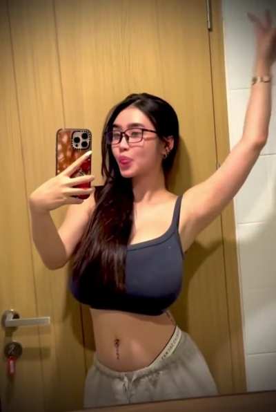 INSANE TITS TO WAIST RATIO 😮‍💨