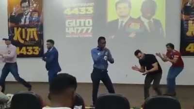 Pra quem estava sentindo falta das dancinhas nessa elei&ccedil;&atilde;o tem essa a&iacute;.