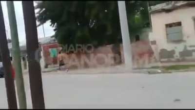 El muchacho que dispara tiene movimientos de esgrima o me parece?