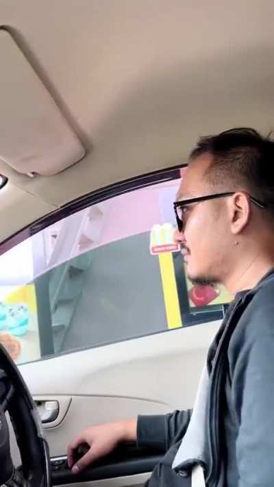 "Coba liat gua, gua keren banget anjir" (cringe warning)