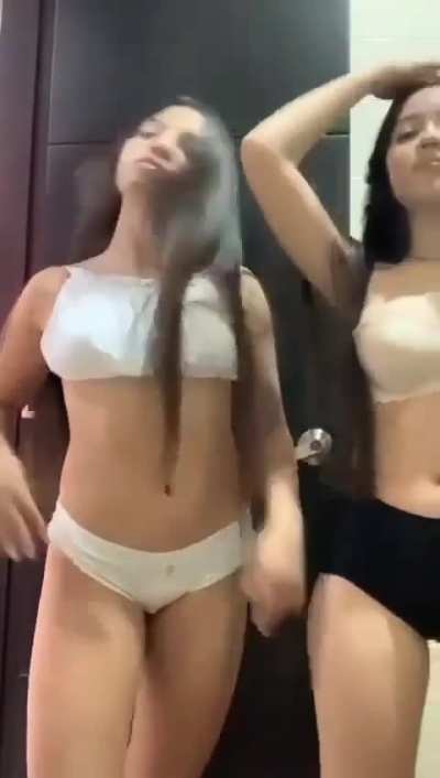 DUAS AMIGAS GOSTOSAS FICANDO NUA (COMPLETO DELA LINK NOS COMENTÁRIOS