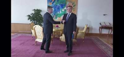 The awkward &ldquo;handshake&rdquo;