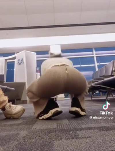 they don&rsquo;t call her yungsquat for no reason 💦😮&zwj;💨🍑