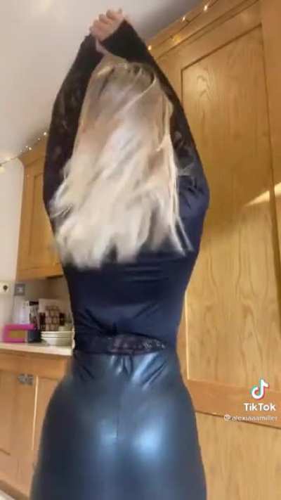 Tiny booty matters to 🍑