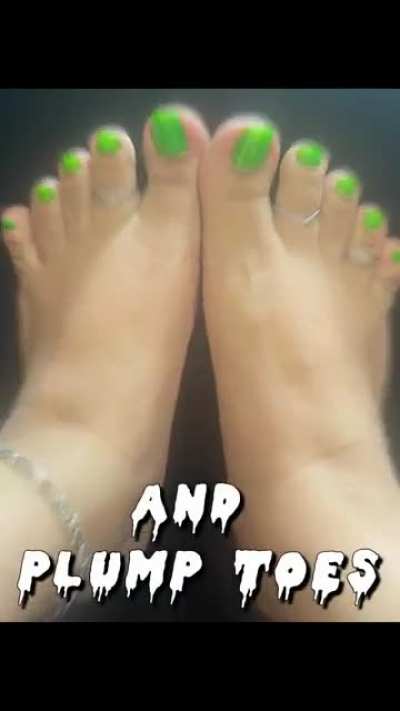 DM me to join the LIVE TELEGRAM channel. I'm going LIVE to show these plump latina feet give their 1ST FOOTJOB