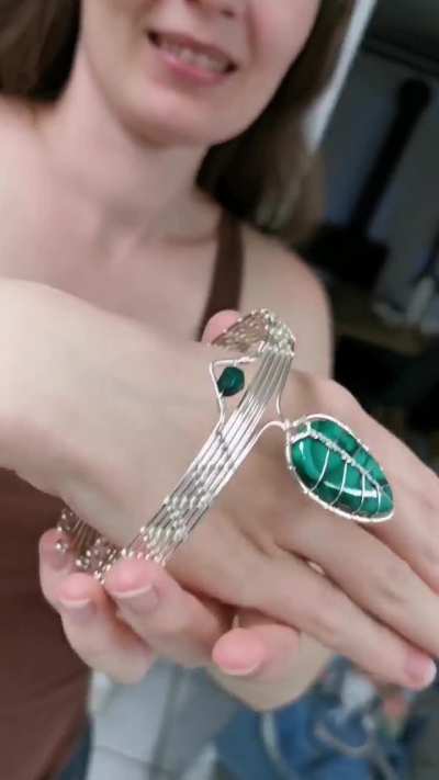 I made a leaf armband with malachite gemstones.