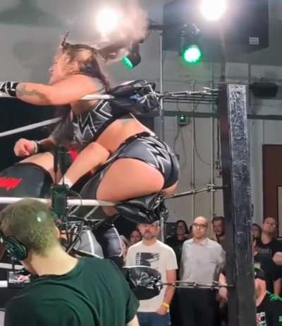 That 🍑 though! Kris Statlander vs Anita Vaughan at a Pro Wrestling: Eve event