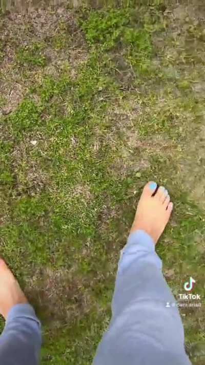 Dani.aria8 showing off the blue little toes