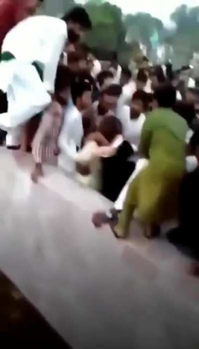 400 men groping,beating &amp;amp; tearing cloth of 1 girl in MinarePakistan. This happened on Pakistan's Independence Day