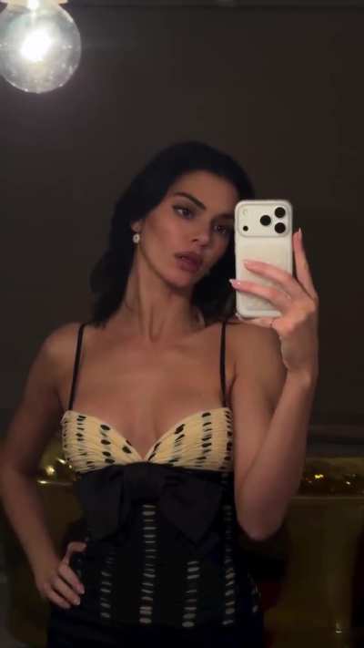 Mirror selfie Instagram story January 2026