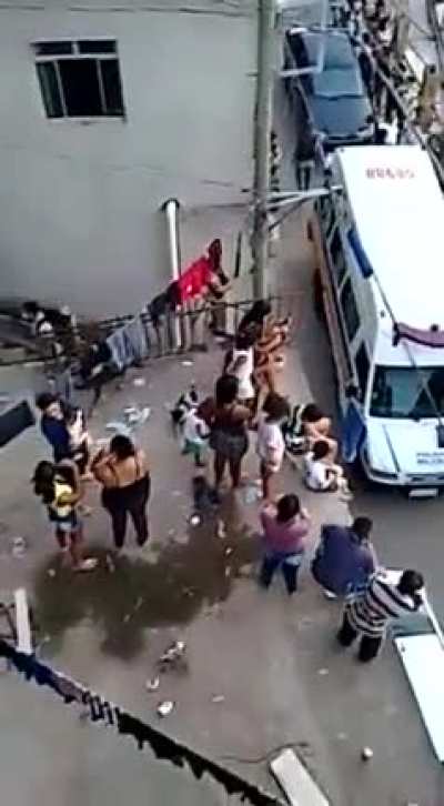 Os pm tocando aquele modão 👌😎😎