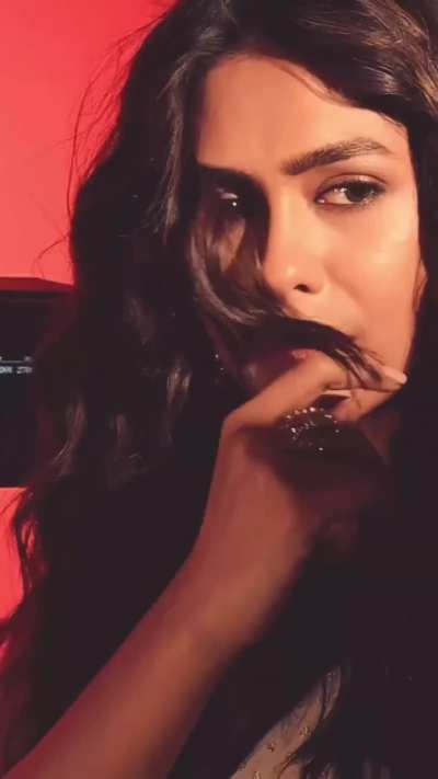 Mrunal thakur 