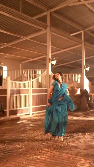 Curvy seductress Isha Malviya saree pallu drop hot dance