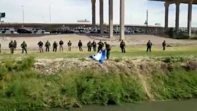 Venezolanos tratando de entrar ilegalmente a EE.UU (ft. bandera tricolor y Sim&oacute;n Bol&iacute;var revolc&aacute;ndose en su tumba)