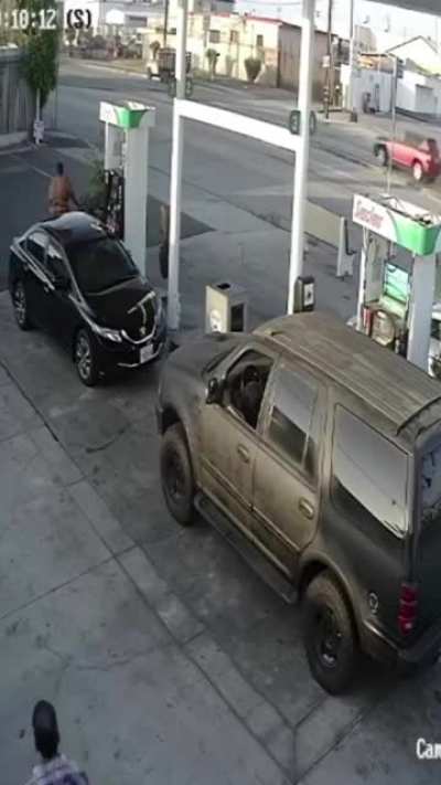 Не равный бой на заправке.