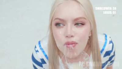 It’s so hot how wide her mouth opens for those cumshots